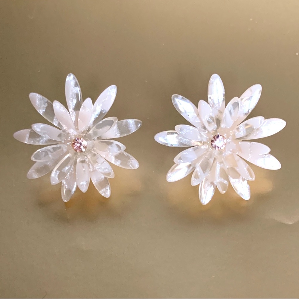 NEW Acrylic Flower with Rhinestone Earrings NEW NWT